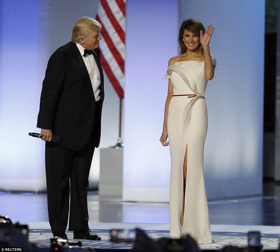 Melania Trump, a nova primeira dama dos Estados Unidos da América pelo menos não tem muito como ficar mal na foto afinal, bonita por natureza, está acostumada e enfeitar para fazer contraponto a
