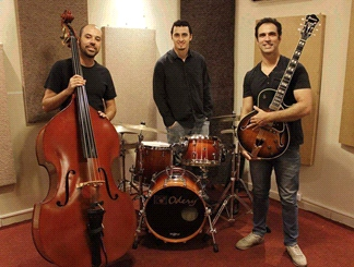 apresentação O Trio Zabumbê inicia seus trabalhos em Janeiro de 2014 atuando no projeto Quintas Instrumentais na cidade de Araraquara, projeto pelo qual já passaram como convidados Bob Wyatt, Rodrigo