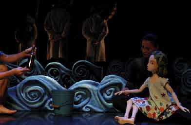 centro cultural de ílhavo Teatro A Menina do Mar A Menina do Mar, baseada na obra de Sophia de Mello Breyner, conta a história de uma menina que conta a sua história a um menino: Chamo-me Menina do