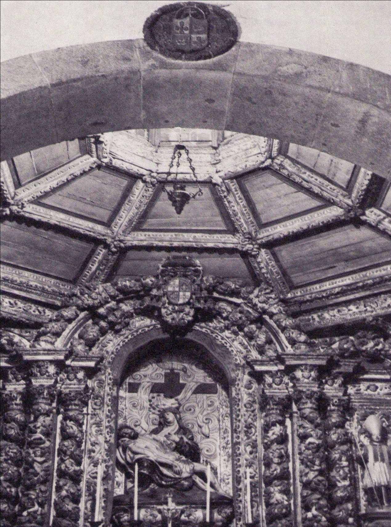 Ilustração 26 - Altar da capela da Misericórdia (com dois brasões de D.