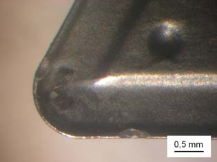 (a) (b) (c) (d) Figura 4 Tipos de desgaste verificados nos processos de usinagem A figura 4a mostra uma vista da superfície de folga principal da ferramenta (IV), onde é possível identificar o início