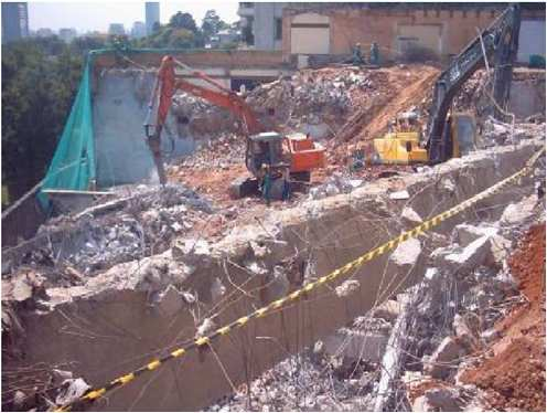 DEMOLIÇÕES RESÍDUOS Descarte do resíduo gerado na demolição: obedecer às diretrizes estabelecidas pela resolução CONAMA 307 de 05 de julho de 2002 (em vigor desde 02 de janeiro de 2003) (Barros, M.