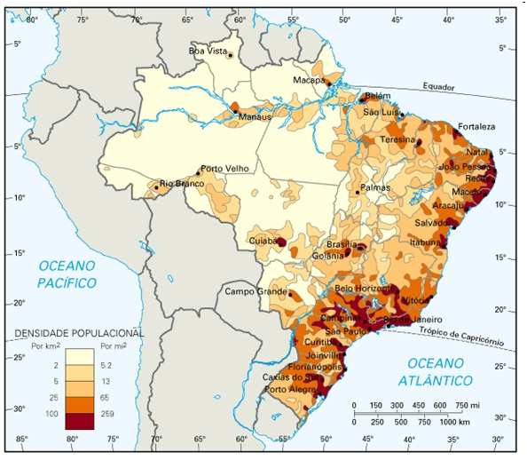 A população se distribui de maneira irregular pelo território, existem regiões superpovoadas e outras consideradas vazios