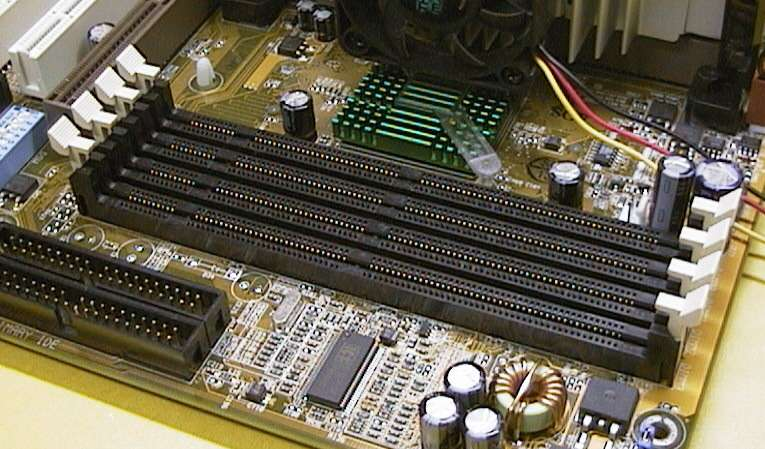 5-16 Como montar, configurar e expandir seu PC Figura 5.17 Soquetes para módulos de memória SIMM/72 e DIMM/168.