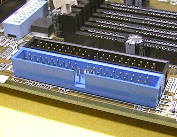 5-28 Como montar, configurar e expandir seu PC Figura 5.32 Conectores das interfaces IDE. Na figura 33 vemos outros conectores presentes na placa de CPU.