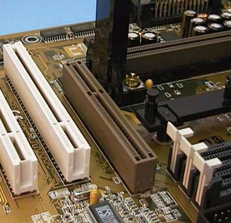 Capítulo 5 Placas de CPU 5-51 Barramento AGP Este barramento foi lançado em 1997 pela Intel, especificamente para acelerar o desempenho de placas de vídeo em PCs equipados com o Pentium II e
