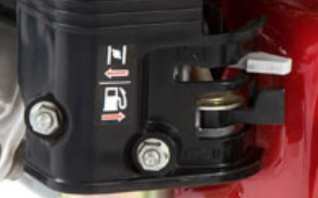 8 - VERIFICAÇÕES ANTES DA OPERAÇÃO Verifique o nível do óleo do motor. (Veja a página: 14 óleo do Motor).