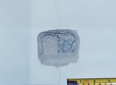 Figura 2.4 - Fissuração da alvenaria devida à flexibilidade da estrutura de concreto armado, aparentando ter sido provocada por recalque de fundação No caso ilustrativo apresentado na Figura 2.