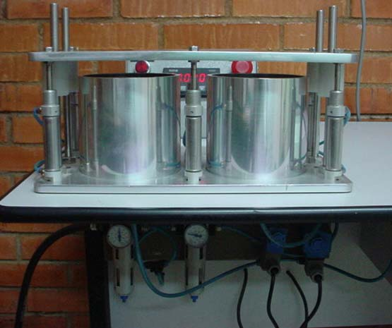 grãos de mamona foram determinados pelo método da estufa, a 105 ± 1 C, durante 24 horas, em duas repetições (Brasil, 1992).