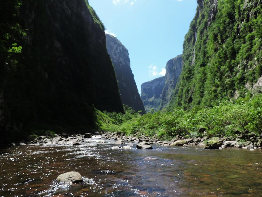 Figura 1- Geossítio Cânion Itaimbezinho, Parque Nacional de Aparados da Serra SC/RS Foto: Tarcísio Roldão da Rosa 2 Geoparque e Geoturismo Esta seção esclarece a nova categoria turística para o