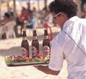 Desempenho operacional /Cerveja Brasil O tamanho do mercado de cerveja no Brasil e a liderança da AmBev no país fazem do segmento Cerveja Brasil a fonte de geração de lucros mais importante da AmBev.