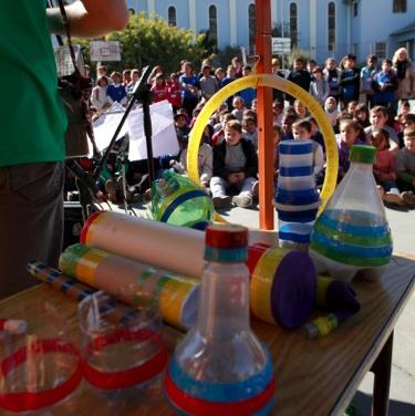 O PROJETO Construindo Música é um programa que une iniciação musical e educação ambiental onde as crianças fabricam e aprendem a tocar Instrumentos feitos de material reciclado.