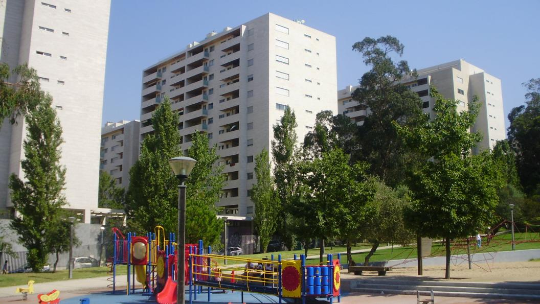 Foto do próprio Foto do próprio O projeto deste empreendimento é baseado na criação de três frentes edificadas, implantadas no terreno paralelamente entre si, no sentido Norte-Sul, envolvidas por