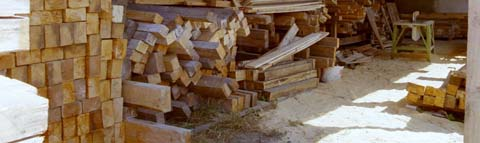 contaminada e impura. Apenas a madeira não contaminada pode ser reciclada como matéria-prima. Quando misturada com madeira contaminada (quimicamente tratada ou coberta) terá de ser incinerada.