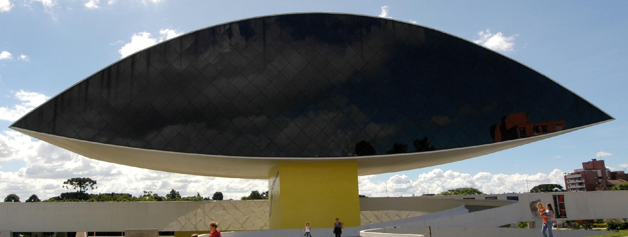 Aplicação de Integrações Exemplo: Tanto para o cálculo da carga térmica solar quanto para o estudo da iluminação natural do Museu Oscar Niemeyer (Curitiba/PR), precisa-se conhecer a área da