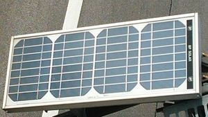 Painel Solar 14 As células solares contam com o efeito fotovoltáico para absorver a energia do sol e fazem a corrente eléctrica fluir entre duas camadas com cargas opostas.