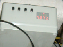 a b FIGURA 3.9 a) Sistema utilizado nas medidas de alongamento e b) controle da temperatura.