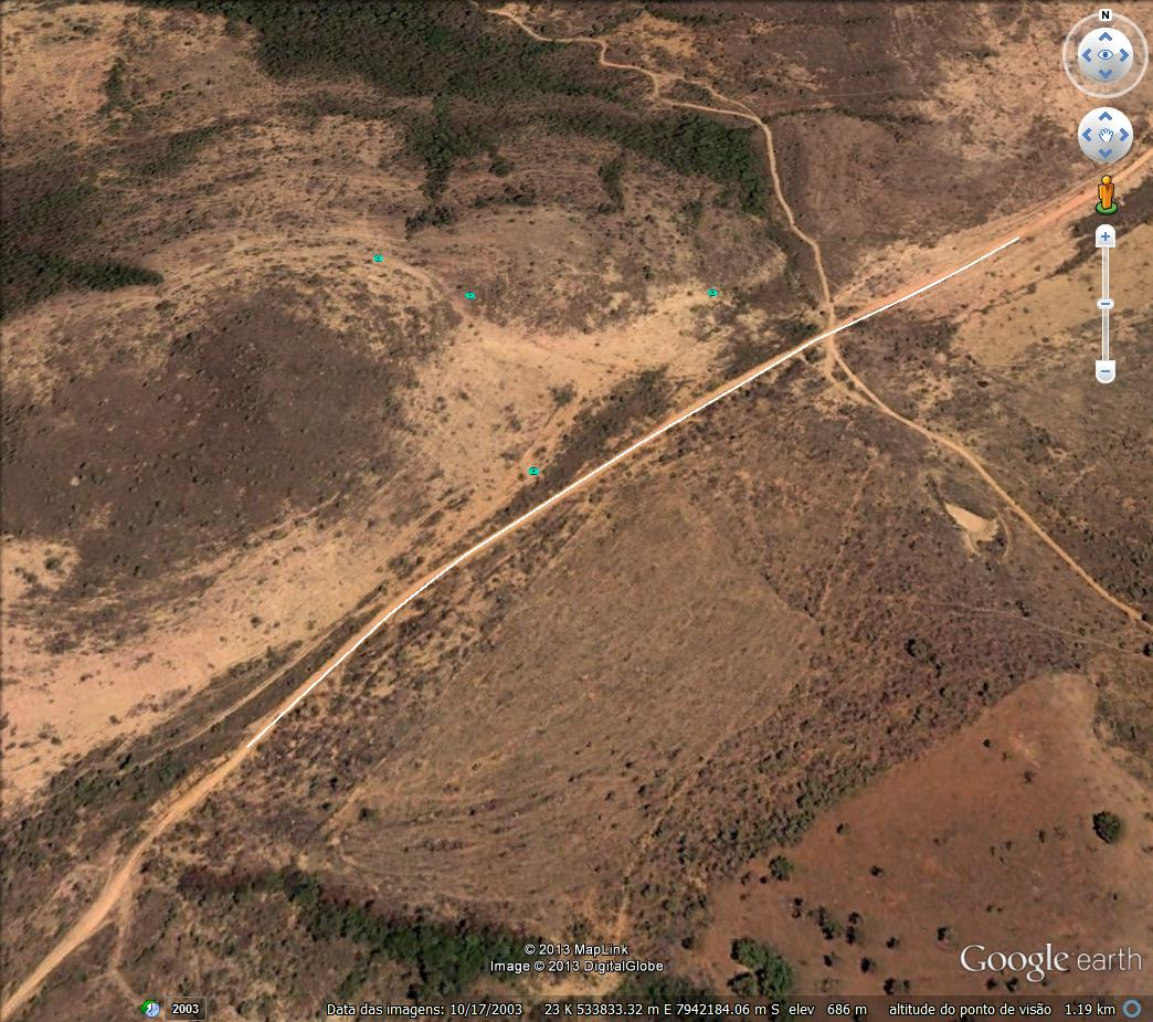 Figura 3-1: Rio Bicudo na divisa dos munícipios de Morro da Garça e Corinto visto de uma estrada vicinal / sedimentos depositado em sua margem Fonte: GERHI (2013) O levantamento das estradas vicinais