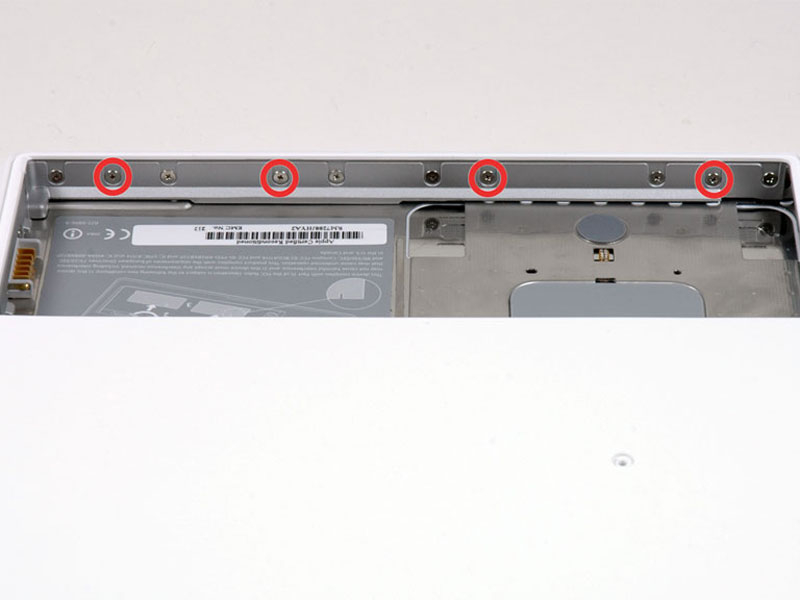Passo 7 Remova os dois parafusos Phillips de cada lado da parede direita do compartimento da bateria (não os mais próximos ao conector da bateria). Duas 6,25 milímetros Phillips # 000. (Head:.