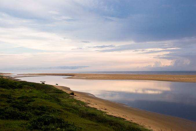 Caracterização da linha de costa do ES Setor 2: Planície deltáica do Rio Doce, sendo o mais largo depósito quaternário da zona