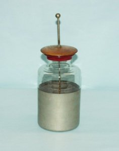 apítulo 4 Associações de resistências e condensadores Por volta de 1745, na Universidade de Leiden foi usada uma garrafa de vidro para isolar uma lâmina metálica, colocada no se interior, onde podiam