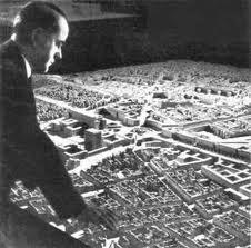 Albert Speer observando a maquete da Nova Berlim Welthauptstadt Germania (Germânia, a Capital do Mundo) foi um plano que nunca chegou a ser construído de Adolf Hitler para a demolição e reconstrução