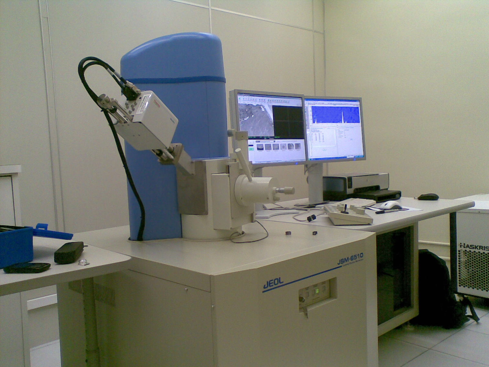 76 Fotografia 8: Microscópio Eletrônico de Varredura JEOL (Laboratório