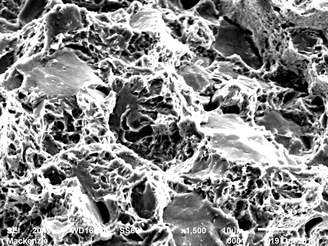 89 Fractografia 7: Detalhe da superfície de fratura, observada microscopia eletrônica de varredura, da região indicada pela seta laranja da Fratografia 1 da mola processada a quente Nas Fratografias