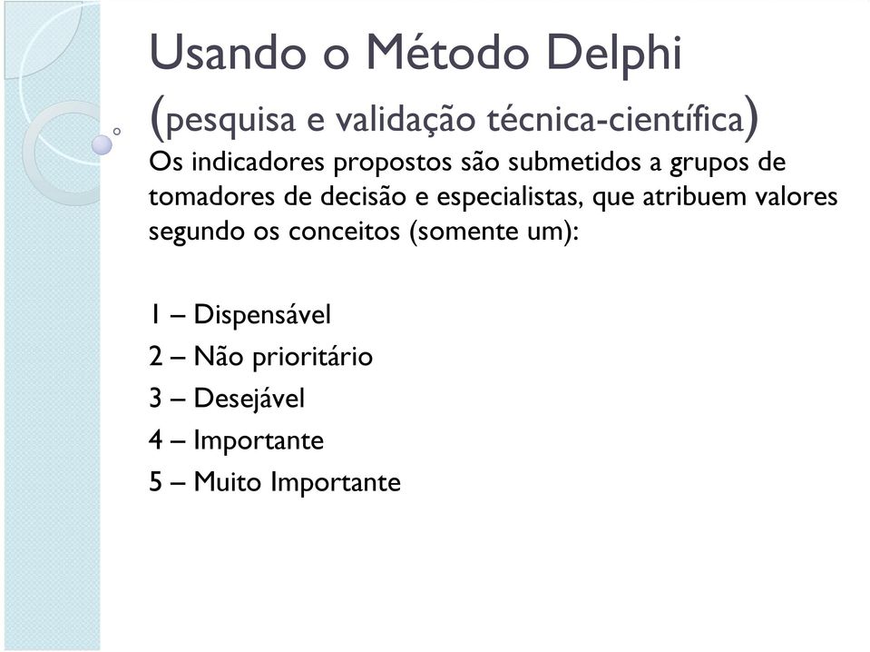 especialistas, que atribuem valores segundo os conceitos (somente um):