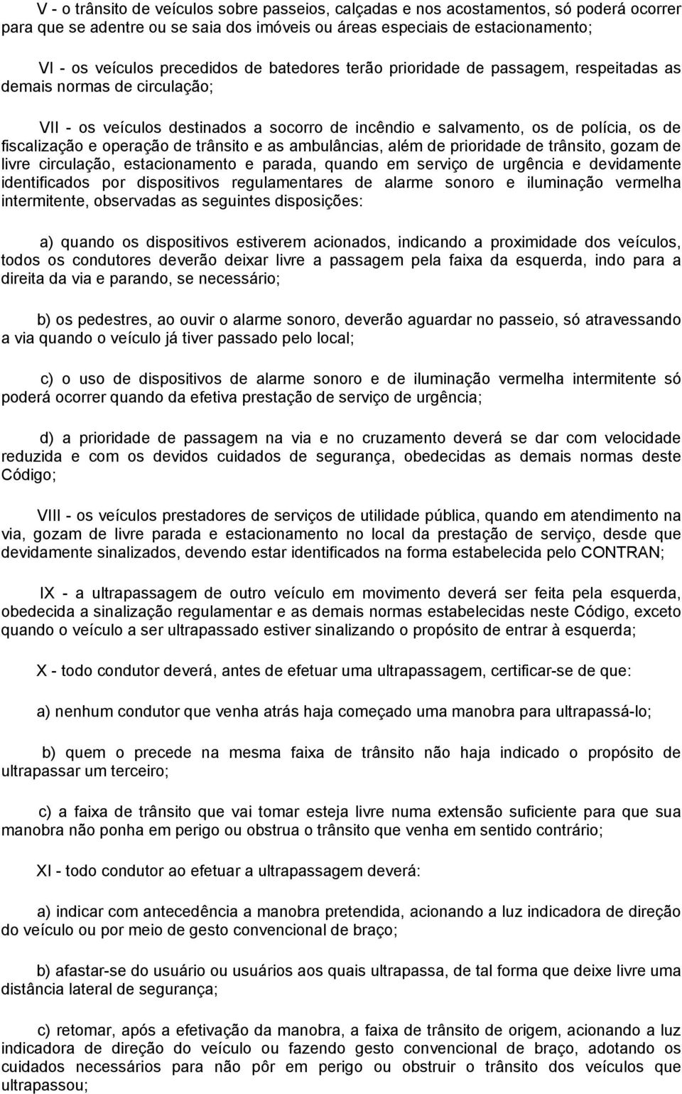 trânsito e as ambulâncias, além de prioridade de trânsito, gozam de livre circulação, estacionamento e parada, quando em serviço de urgência e devidamente identificados por dispositivos