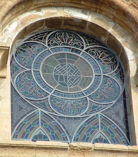 O vitral originou-se no Oriente por volta do século X, tendo florescido na Europa durante a Idade Média.