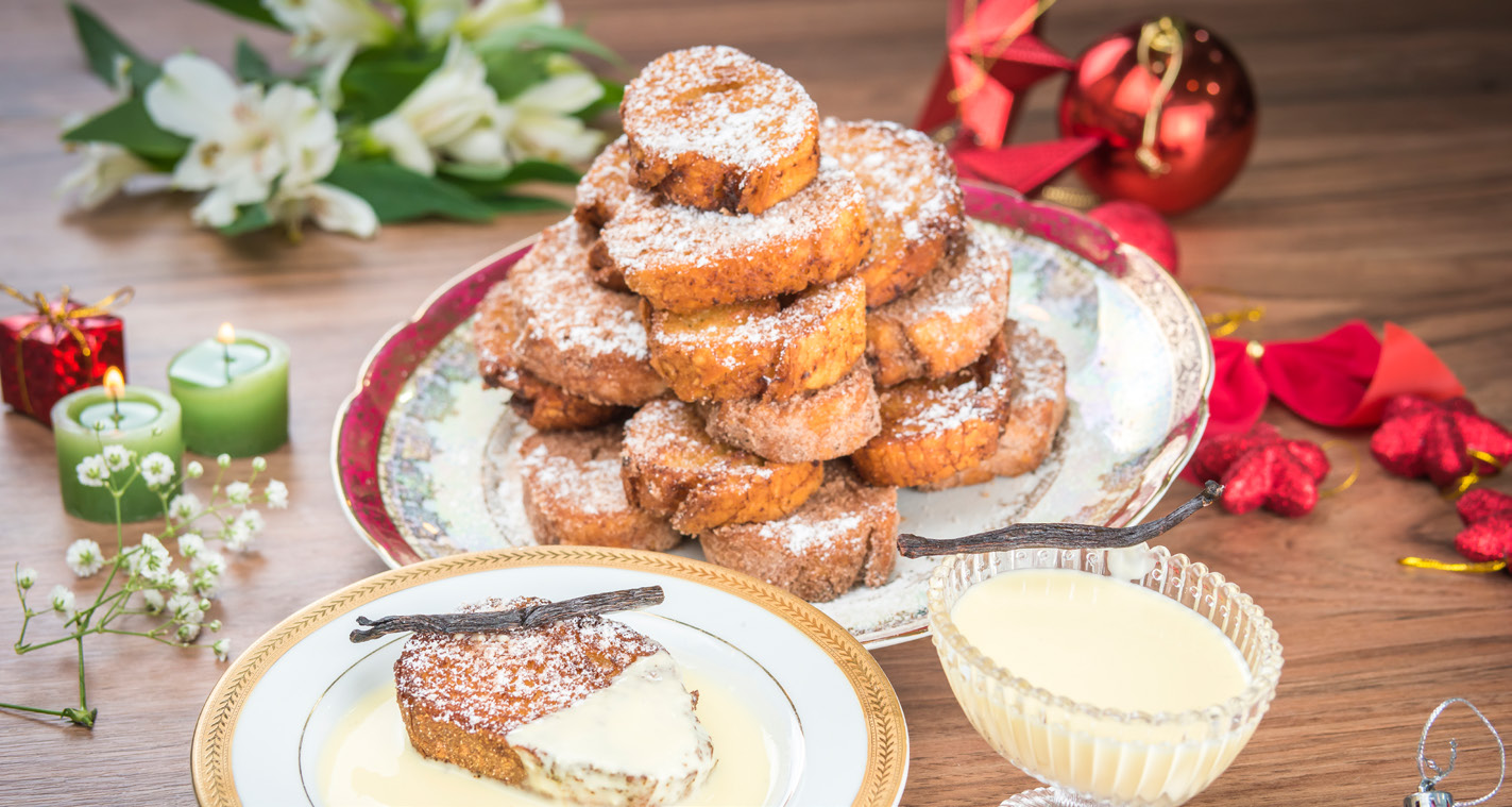 Rabanada com creme inglês Rendimento: 6 porções Ingredientes: Rabanada: 1 pão italiano tipo filão cortado em fatias de 4 cm de espessura 2 ovos ½ xícara de creme de leite fresco 1 xícara de leite ½