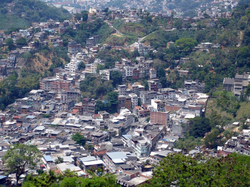 Chuvas e desabamentos Morro dos Prazeres em Santa Teresa, no Centro do Rio - cerca de 300 casas foram interditadas e 1.200 pessoas já foram retiradas de suas casas.