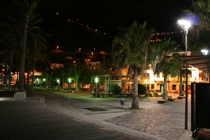 DIAGNÓSTICO E MINIMIZAÇÃO DO IMPACTO DA ILUMINAÇÃO PÚBLICA SOBRE AS AVES MARINHAS ILHA DA MADEIRA Ribeira Brava Aspectos a melhorar: - Candeeiros esféricos (escola e recinto desportivo); - Focos de