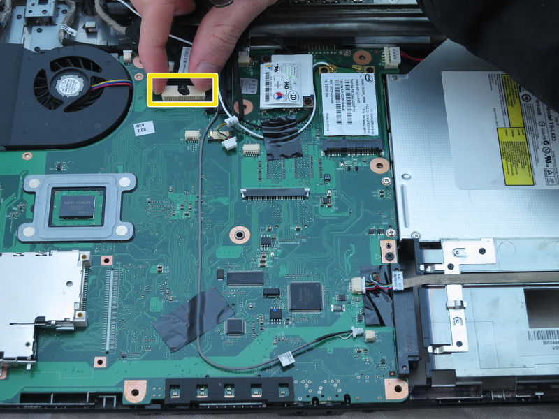 Toshiba Satellite L305-S5946 substituição Processor Passo 23 Motherboard Use uma chave de fenda Phillips nº 1 para remover os quatro parafusos de 6mm das duas almofadas de dobradiça que prendem o