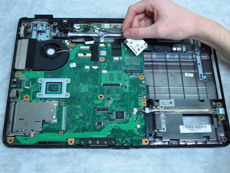 Toshiba Satellite L305-S5946 substituição Processor Passo 30 Use uma chave de fenda Phillips nº 1 para remover o parafuso de 6 mm perto da unidade de disco rígido.