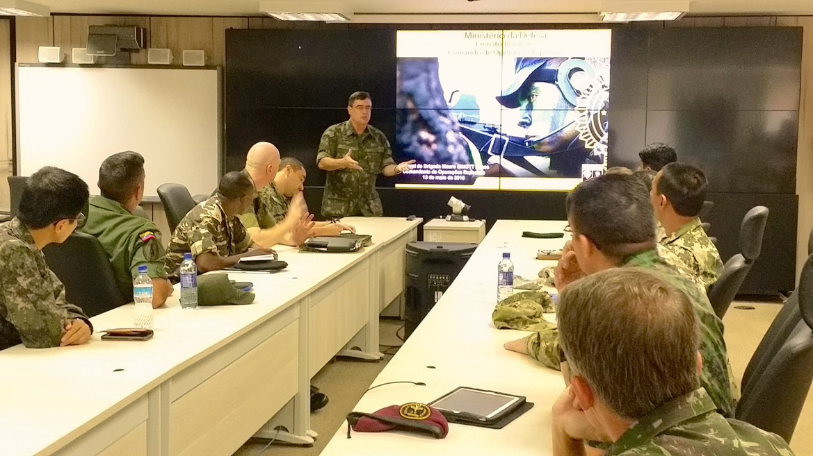 COpEsp Visita dos oficiais das Nações Amigas da ECEME No dia 13 de maio de 2015, o Comando de Operações Especiais (COpEsp) recebeu a visita da Comitiva de Oficiais das Nações Amigas que atualmente