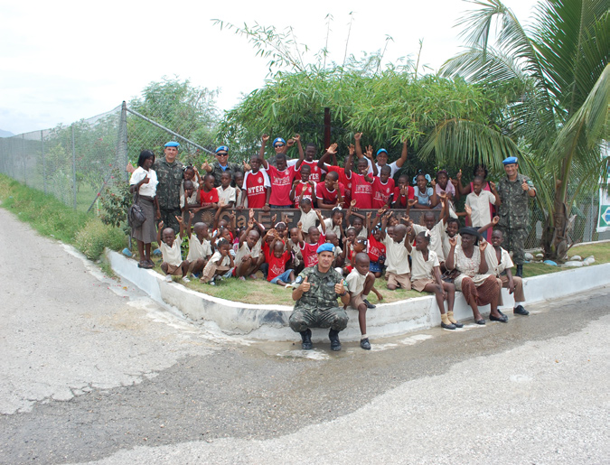 BRAENGCOY realiza um dia inesquecível para as crianças do Orfanato BRAENGCOY - Boulevard 15 Oct - Camp Charlie - Base Militaire Brésilienne - Pourt-au-Prince - Haiti Enreço eletrônico -