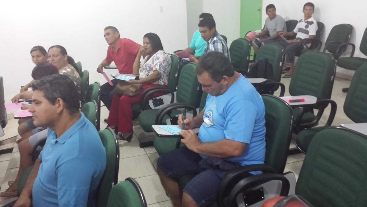 Dando continuidade ao trabalho foi dada a palavra ao Prefeito de Aguiarnópolis, Ivan Em seguida a consultora Auxiliadora Reis distribuiu uma cartela rosa e uma outra azul para