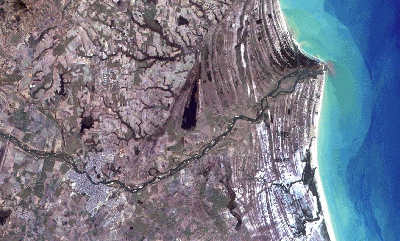 Imagem do baixo Rio Paraíba do Sul produzida a partir de composição colorida R3G2B1 LANDSAT7 ETM+ (25/8/1999) Pluma de sedimentos B1 azul B2