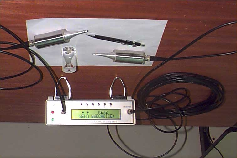 A velocidade de propagação das ondas é maior na direção longitudinal devido à orientação das células nesse eixo, propiciando um caminho contínuo para as ondas.