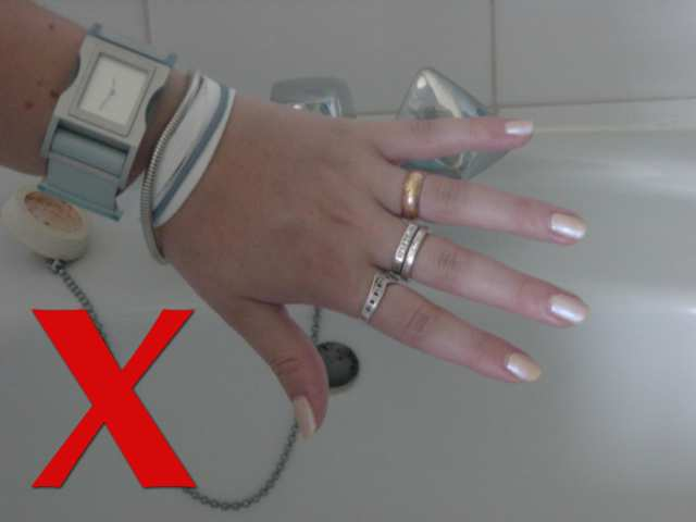 Descontaminar as mãos após a remoção de luvas. TÉCNICA DA LAVAGEM DAS MÃOS COMO LAVAR AS MÃOS?