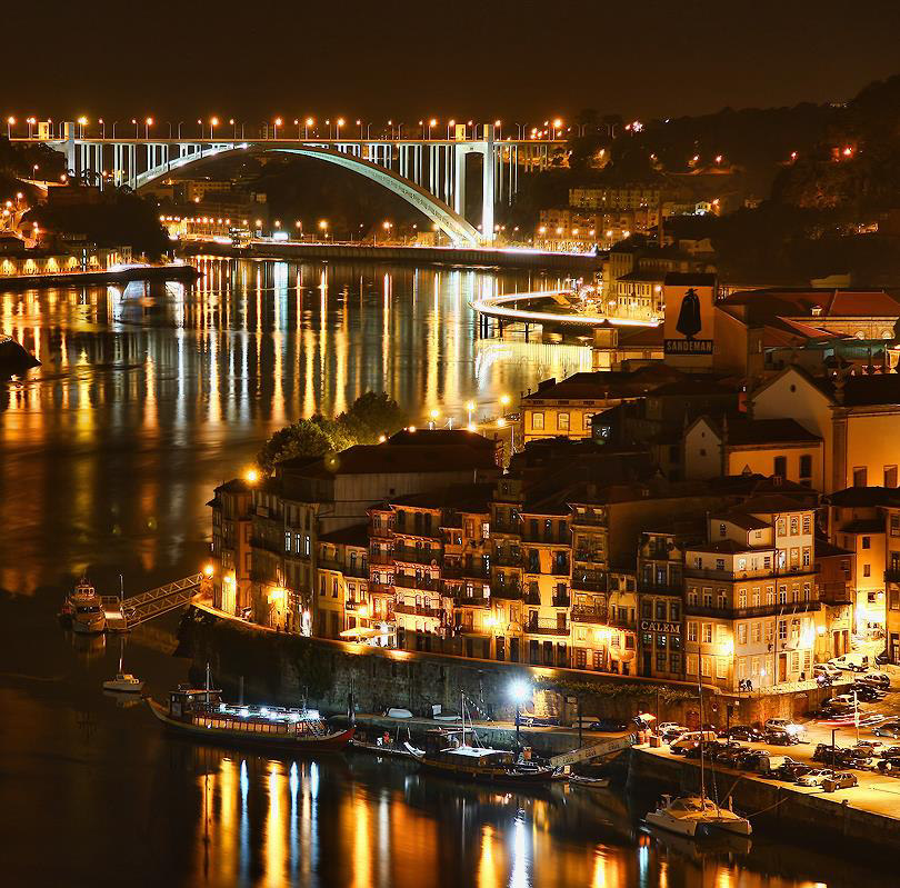 8. Fado Tour nocturno Desfrute de um belíssimo passeio panorâmico noturno pelo centro Histórico do Porto, aproveite o jantar num restaurante típico do Porto acompanhado pelo famoso espetáculo de Fado
