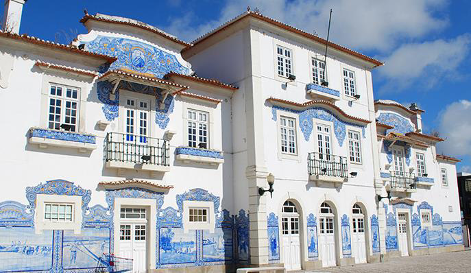 2. Aveiro Tour Meio Dia Aveiro, cidade dos típicos barcos Moliceiros e conhecida como a Veeza de Portugal revela na sua génese importantes ligações entre a cidade e o rio.