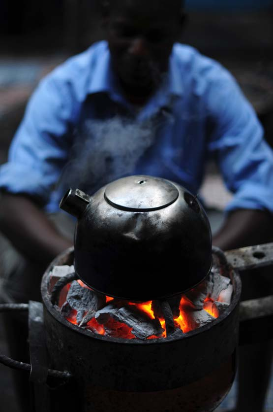 Contexto Em Moçambique são fontes energéticas de cozinha doméstica: Ø Lenha (2,1%) Ø Carvão vegetal