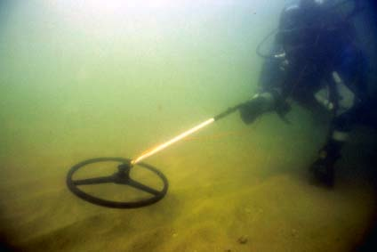 Figura 12: vista de um mergulhador realizando a prospecção com detector de metais