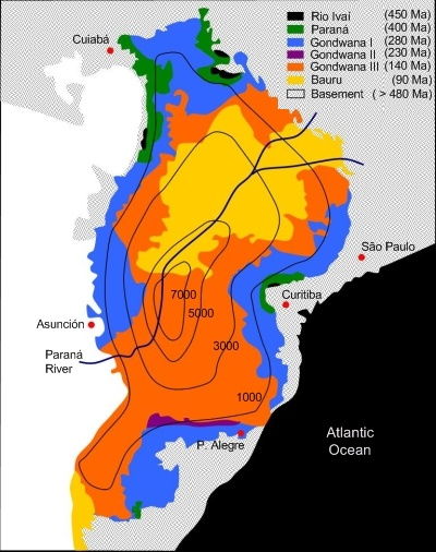 INTRODUÇÃO Características gerais Possui uma forma ovalada (eixo maior N-S); 70% (1.050.000 km 2 )de sua área encontra-se em território brasileiro; Espessura total de aproximadamente 7.