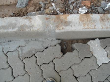 61 teor de cimento, e não com concreto conforme indicado pelo Caderno de Encargos da SMOV (PORTO ALEGRE, [2002]), mas, devido à dimensão reduzida das juntas, o uso de argamassa é considerado adequado.