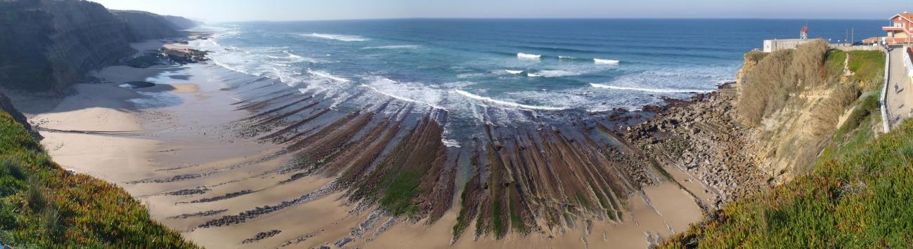 3.9 Praia do Magoito A praia do Magoito desenvolve-se entre as arribas altas do Cretácico, na desembocadura do rio da Mata.