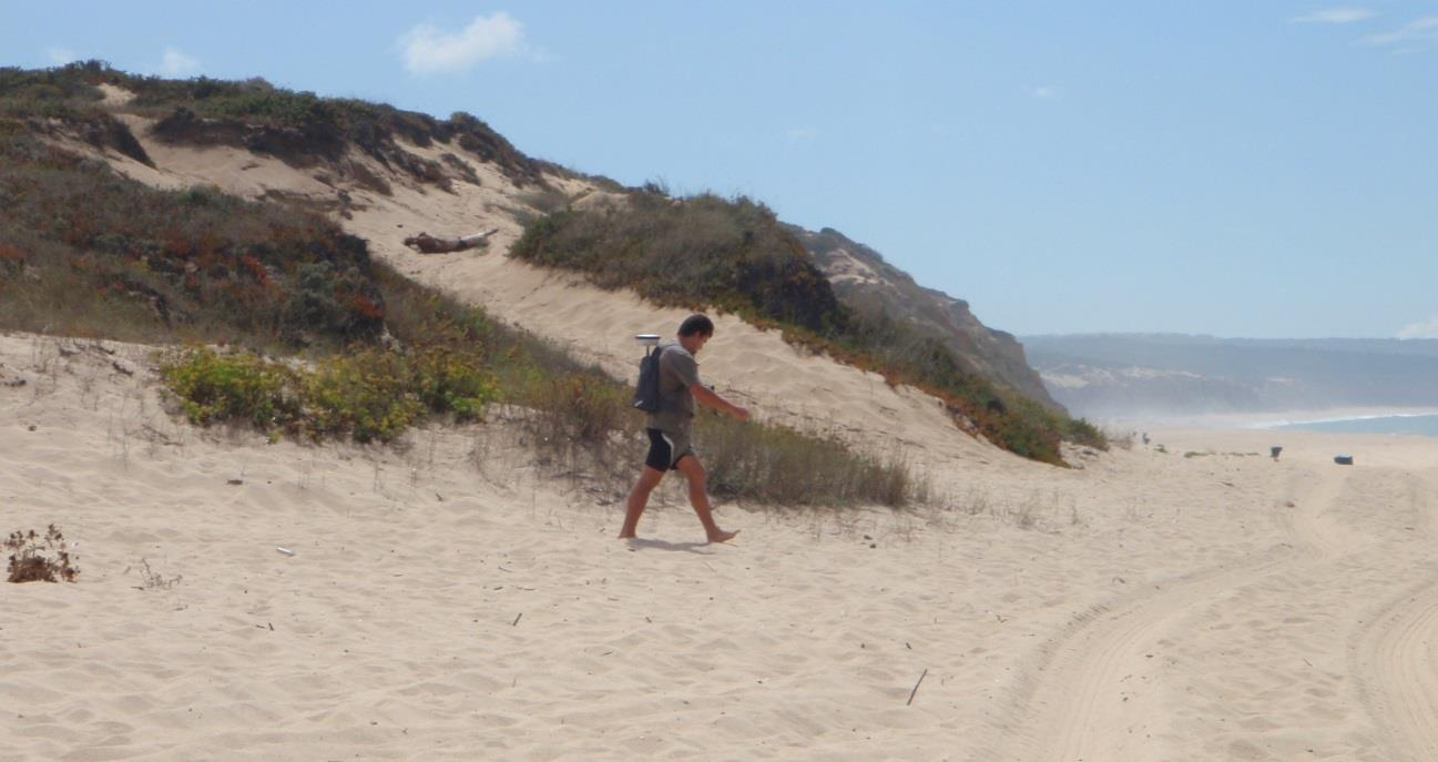 2.3.2.3 Limite terrestre da praia O levantamento topográfico do limite terrestre da praia é feito por gravação de pontos em modo automático, em movimento, ao longo da linha que marca a posição da